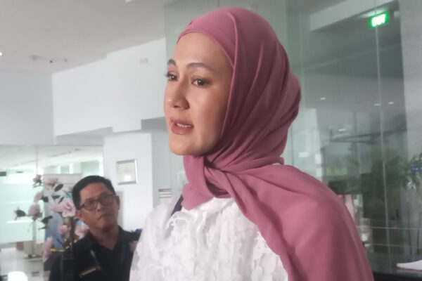 3 Berita Artis Terheboh: Revelino Siap tes DNA, Paula Verhoeven Datangi Komisi Yudisial