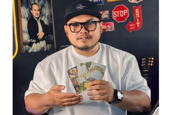 Mas Adi Siap Meramal Nasib Percintaan dan Peruntungan Hidup Lewat Tarot, Ada yang Tertarik?