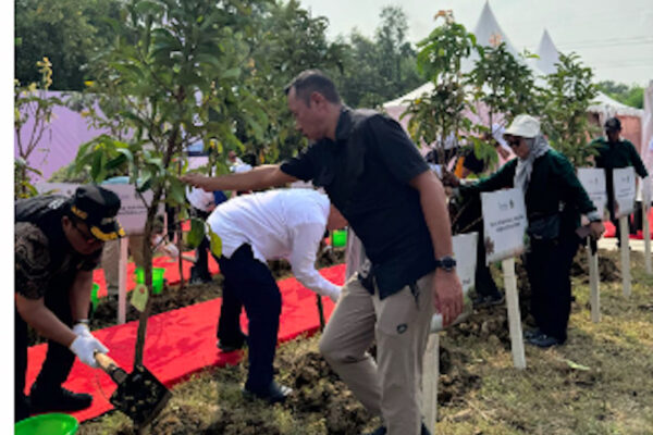Peringati Hari Bumi, PT Pupuk Indonesia Utilitas Tanam 500 Pohon di Gresik