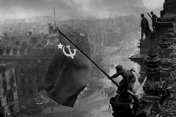 2 Mei 1945 dan Kisah Muslim Pahlawan Pengibar Bendera Palu Arit