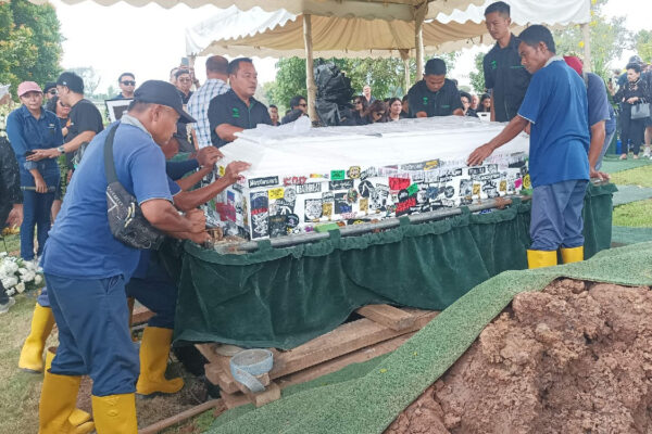 3 Berita Artis Terheboh: Peti Jenazah Ricky Siahaan Penuh Sticker, Alysa Deg-degan