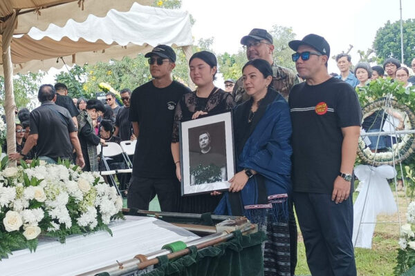 Antar Suami ke Peristirahatan Terakhir, Istri Ricky Siahaan Pegang Erat Tangan Sang Putri