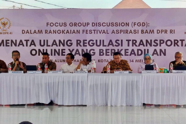 BAM DPR Bahas Potongan Aplikator, Grab & Gojek Tidak Hadir