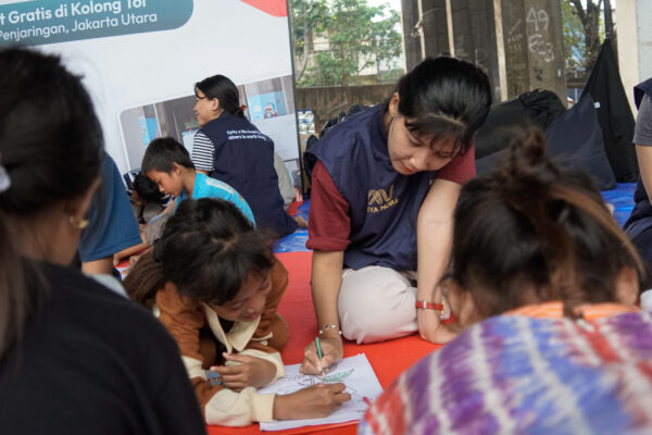 Dari Perawatan Jadi Pendidikan, ERHA Beri Beasiswa untuk Masyarakat