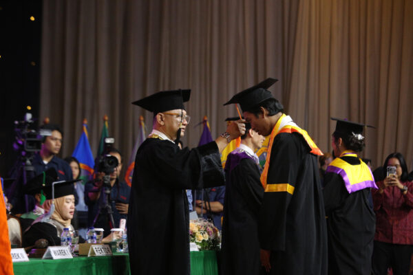 Di Hadapan Wisudawan, Plt Rektor Moestopo Bicara Integritas hingga Profesionalisme