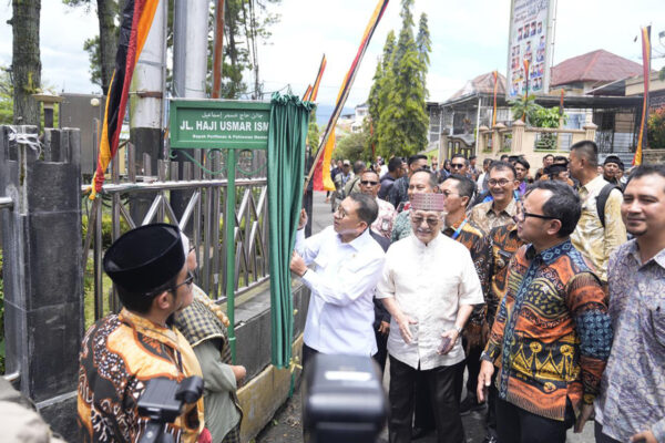 Fadli Zon Resmikan Nama Jalan Haji Usmar Ismail di Kawasan Jam Gadang