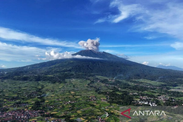 Gunung Marapi di Sumbar Dilaporkan Mengalami 3 Kali Erupsi