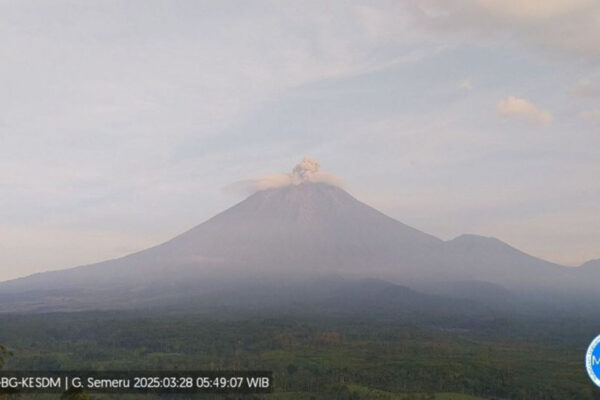Gunung Semeru Erupsi 3 Kali, Masyarakat Perlu Waspada