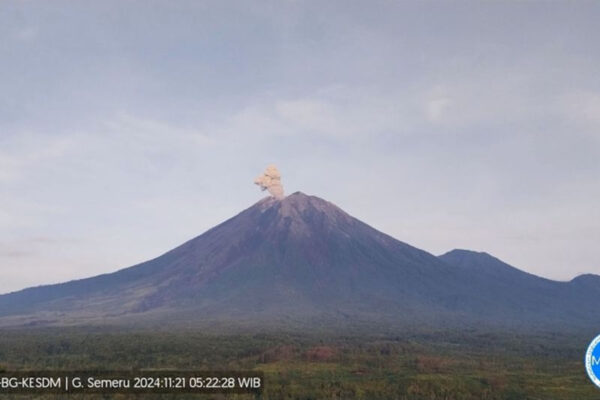 Gunung Semeru Erupsi, Warga Diminta Waspada Potensi Awan Panas