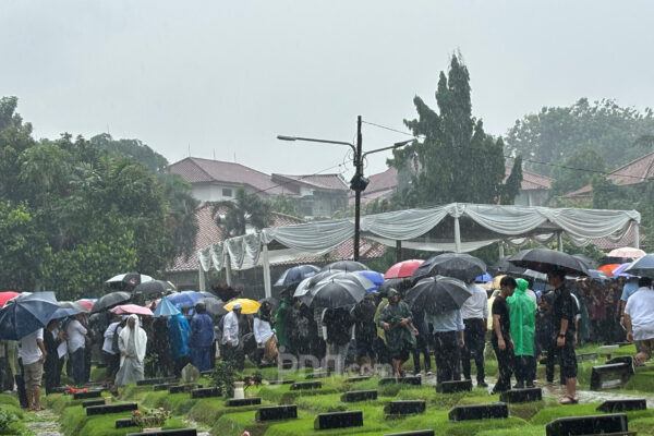 Hujan Deras Mengiringi Prosesi Pemakaman Suami Najwa Shihab