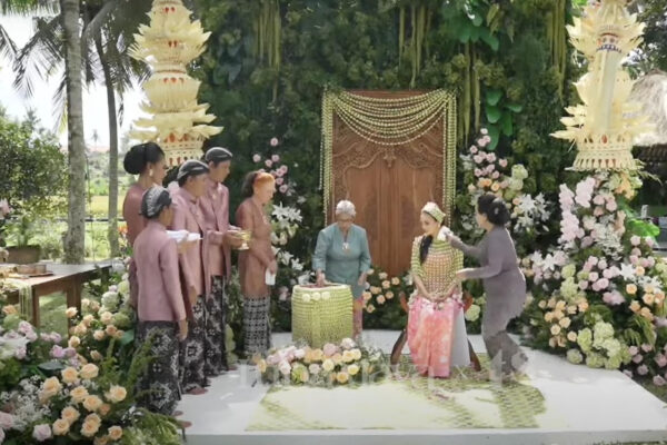 Jalani Prosesi Siraman, Luna Maya Gunakan Tujuh Sumber Mata Air