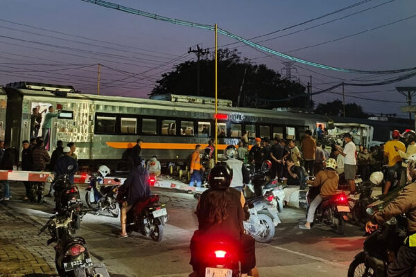 Kereta Api Harina Hantam Truk Bermuatan Kedelai di Semarang, 1 Tewas