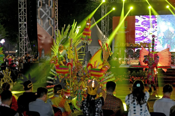 Korea Selatan dan Australia Ramaikan Semarang Night Carnival 2025