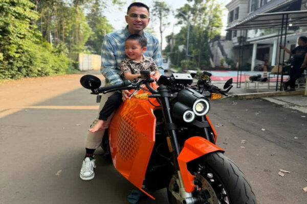 Lihat tuh, Raffi Ahmad Pamer Moge Listrik Bergaya Futuristik, Harganya Gak Main-Main