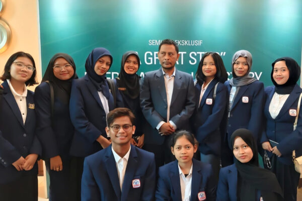 Mahasiswa PresUniv Diskusi Inovasi Material Konstruksi dari Limbah dengan Bos JOE Green Group