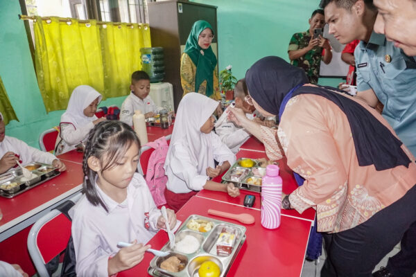 MBG Terbukti Bangkitkan Perekonomian Lokal, Perbaikan Gizi Anak-Anak Pedalaman Papua