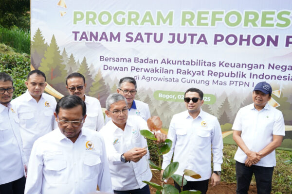 Melalui Program Tanam Sejuta Pohon, BAKN DPR dan PTPN I Hijaukan Puncak Bogor