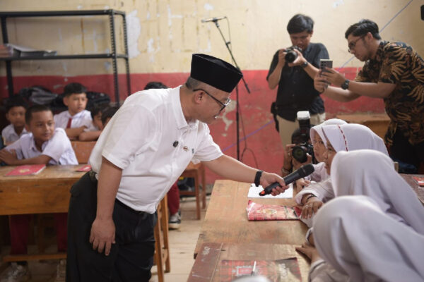 Mendikdasmen: Presiden akan Berikan Smart Board, Pembelajaran Lebih Asyik
