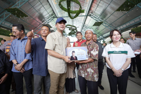 Mentrans Iftitah Serahkan Bingkisan Lebaran dari Presiden Prabowo untuk Warga Rempang