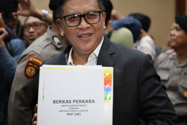 Merasa Fit, Hasto Kristiyanto Tunjukkan Dokumen Perkara di Sidang