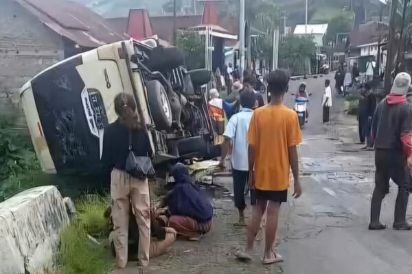 Mobil Elf Bawa 16 Wisatawan Kecelakaan Maut di Tawangmangu, 5 Orang Tewas