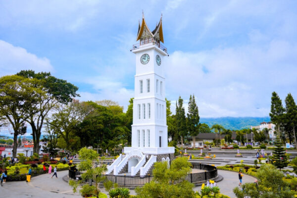 Nippon Paint Percantik Jam Gadang Kebanggaan Masyarakat Bukittinggi