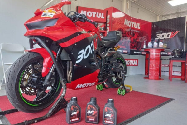 Oli Motul 300V Ester Core Diluncurkan di Sirkuit Mandalika, Ini Keunggulannya