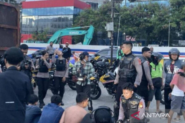 Pelaku Tawuran di Jakut Bawa Senjata Tajam dan Bom Molotov