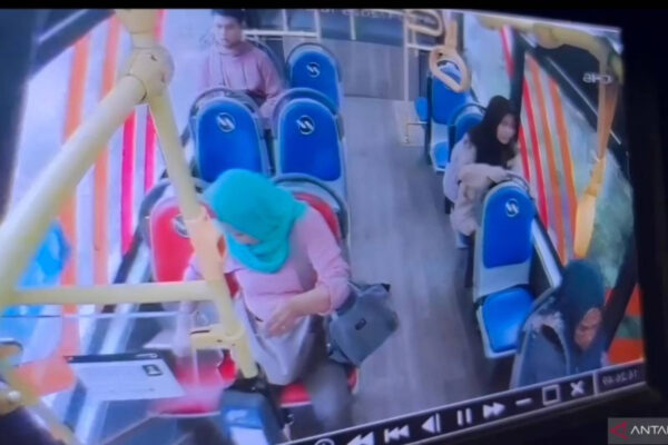 Pencuri Laptop di Bus Transjakarta Terekam CCTV