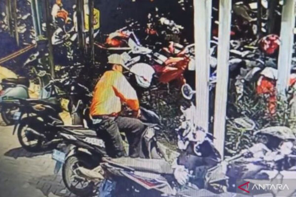 Pencuri Motor di Bekasi Ini Terekam CCTV, Ada yang Kenal?