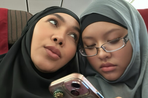 Pengalaman Pertama Dewi Gita Umrah Ajak Putri Semata Wayangnya, Bisa Saling Tukar Baju