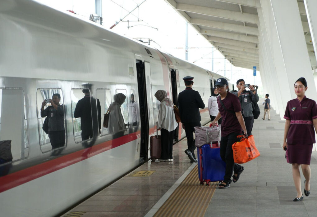Penumpang Whoosh Naik 3 Kali Lipat, Stasiun Karawang Jadi Tujuan Favorit Baru