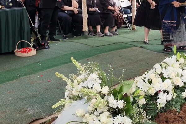 Potret Gitar Hitam Kesayangan Ricky Siahaan Dampingi Proses Pemakaman