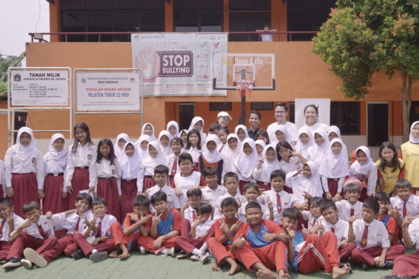 Rayakan HUT ke-30, Sun Life Indonesia Donasikan Peralatan Olahraga ke 30 Sekolah