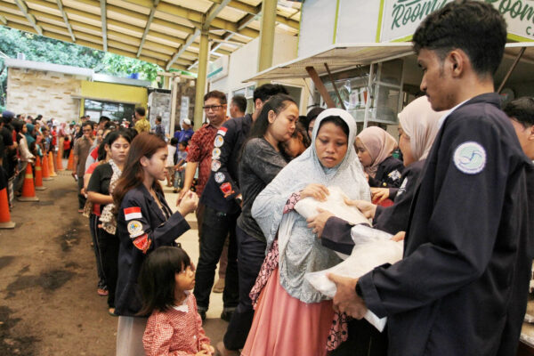 Ringankan Beban Rakyat, Mahasiswa ITL Trisakti Salurkan Ratusan Paket Beras Murah
