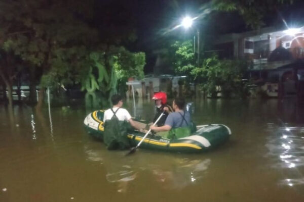 Sejumlah Warga Tangerang yang Terdampak Banjir di 17 Titik Dievakuasi ke Posko Pengungsian