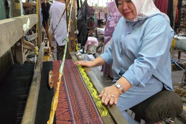 Sekjen MPR Siti Fauziah: Tenun Garut Punya Prospek Bagus, Butuh Dukungan Bahan Baku