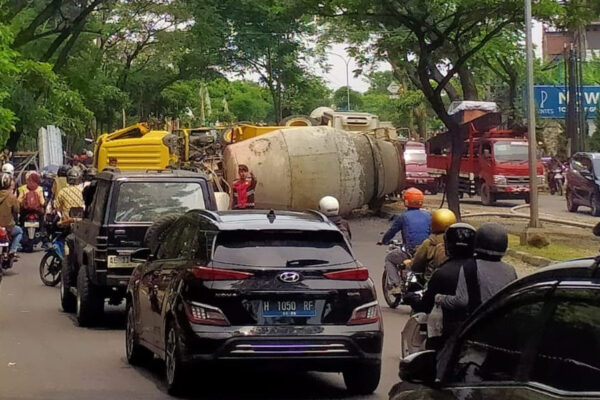 Tak Kuat Menanjak, Truk Molen Terguling di Tanjakan Silayur Semarang