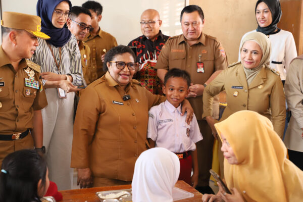 Tinjau SDN 2 Lamangga, Wamendagri Ribka Minta Hasil Laut Masuk Menu MBG di Sultra
