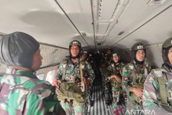 TNI AU Menggelar Latihan Terjun Payung untuk Taruna Akmil