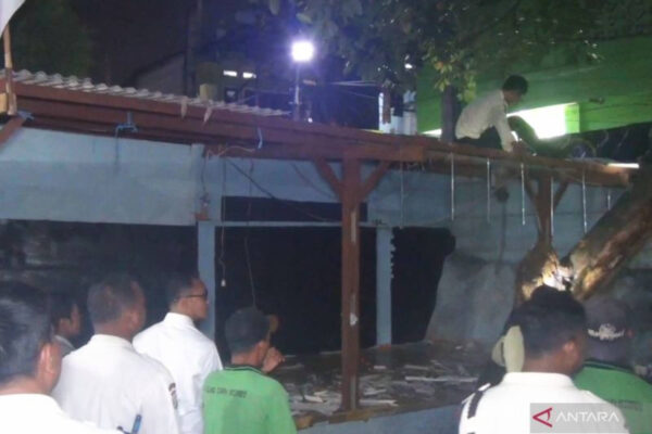 TNI, Polisi, Satpol PP Bongkar Posko Ormas di Pasar Induk Kramat Jati