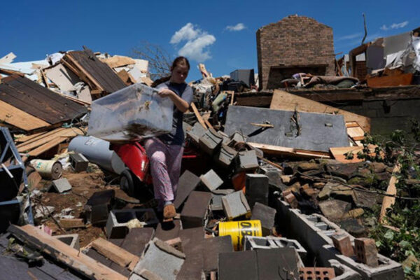 Tornado Dahsyat Menyapu 2 Negara Bagian Amerika, Puluhan Nyawa Melayang