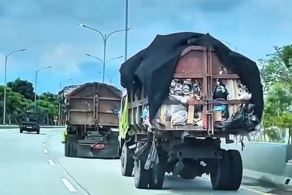 Viral Truk Sampah di Semarang Rusak Parah, Muatan Berserakan di Jalan