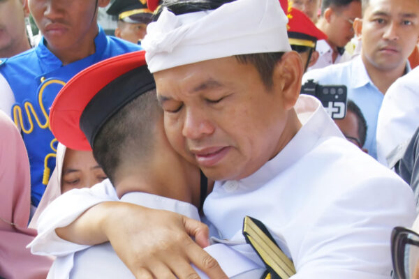 Dedi Mulyadi Menangis Haru Saat Pulangkan 273 Siswa dari Barak Militer