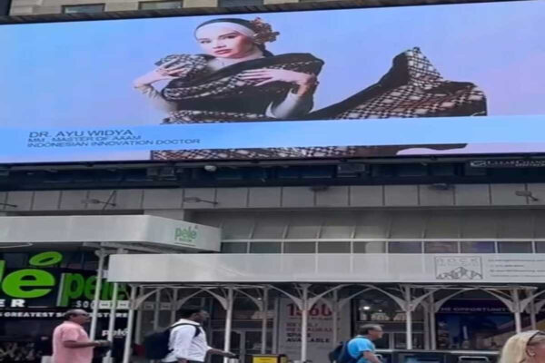 Dokter Ayu Widyaningrum Tampil di Billboard Times Square NYC, Bangga