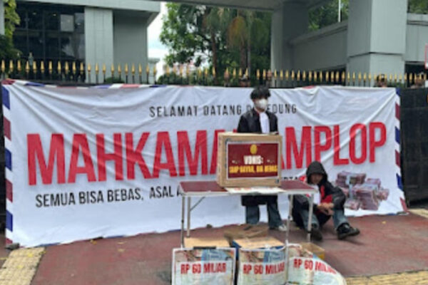 Kecam Kasus Suap Hakim, Pedemo Bawa Spanduk Bertuliskan Mahkamah Amplop ke MA