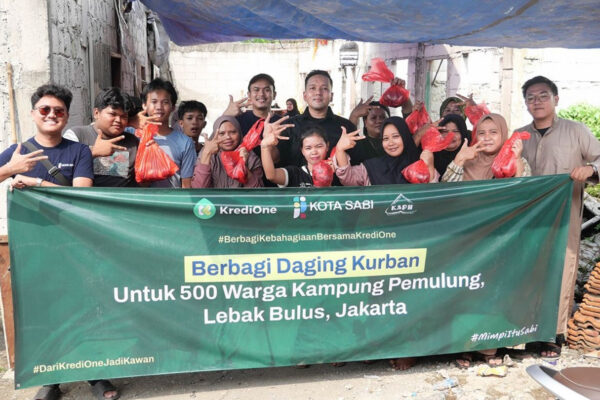 KrediOne Salurkan Hewan Kurban Untuk 500 Keluarga Pemulung di Jakarta