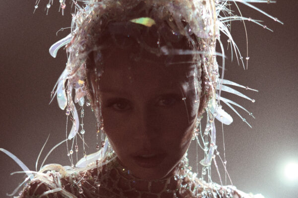Miley Cyrus Akhirnya Rilis Album Something Beautiful