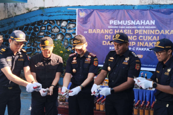 Musnahkan Rokok & MMEA Ilegal Senilai Rp 27 Juta, Bea Cukai Fakfak: Semoga Beri Efek Jera