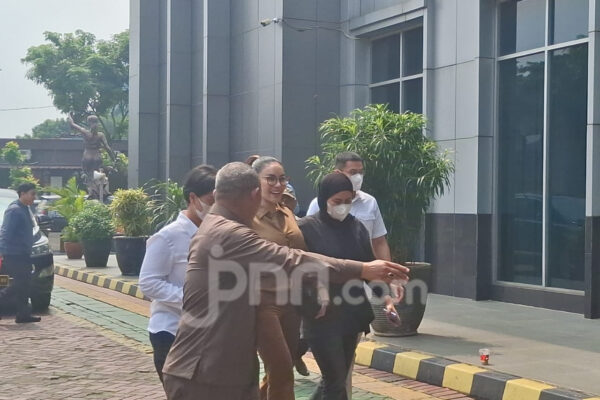 Nikita Mirzani Berdandan Cantik saat Tiba di Kejari Jakarta Selatan, Penampilannya Cetar